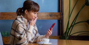 メールをする女性
