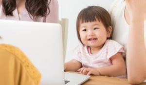 PCと楽しそうな赤ちゃん