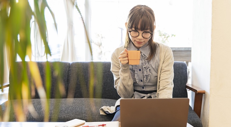 電子メールを楽しむ女性