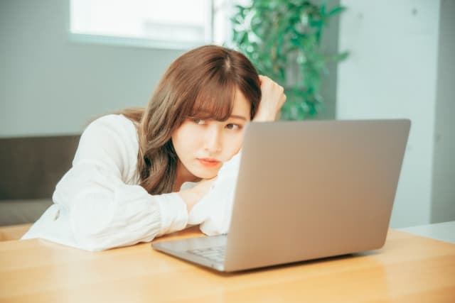 pcの起動待ちの女性