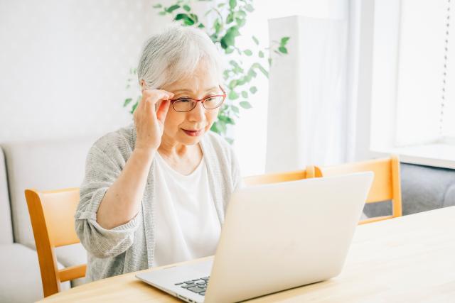 ネットを楽しむ女性